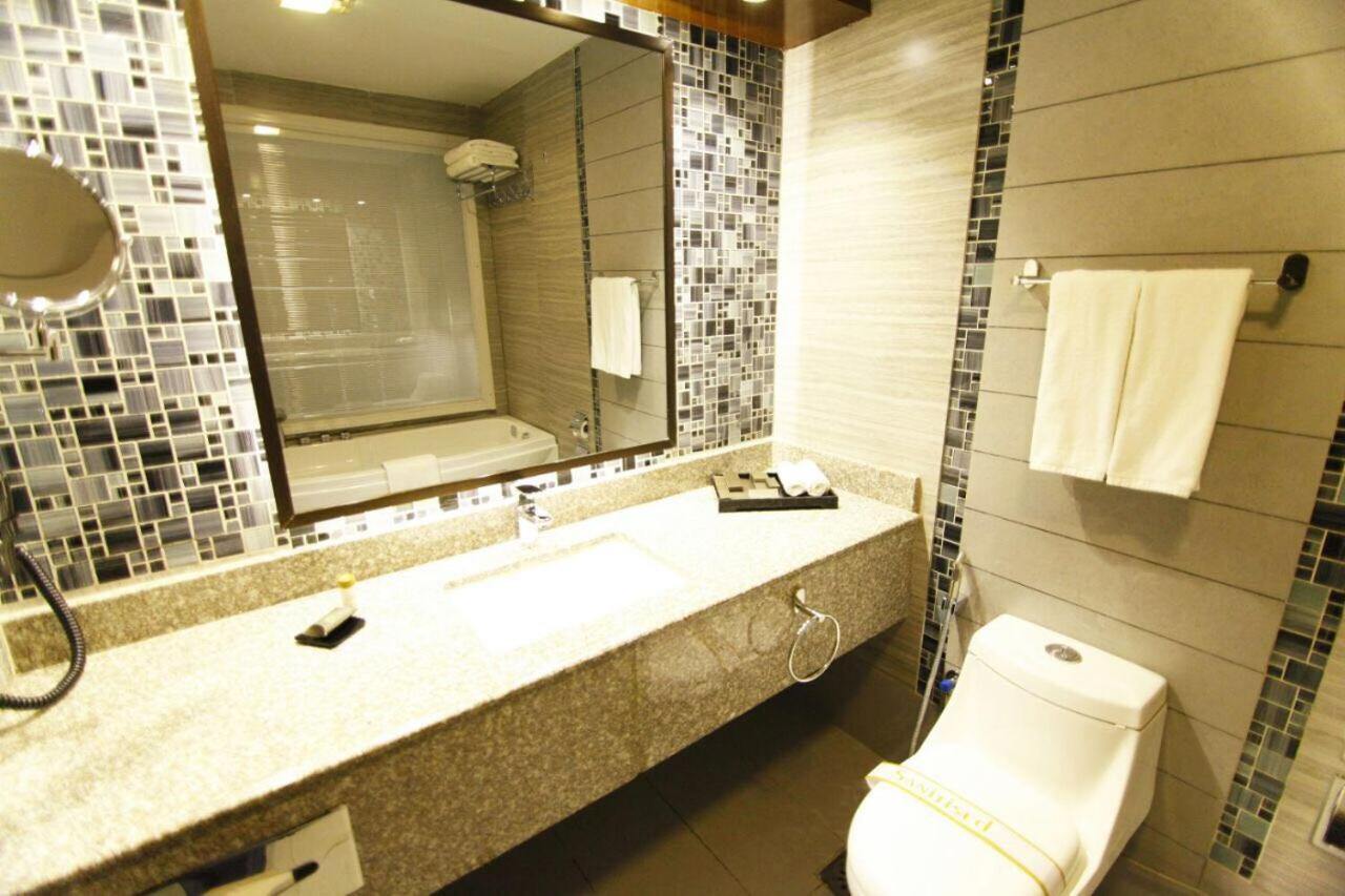 Hotel Dgates Lahore Bagian luar foto