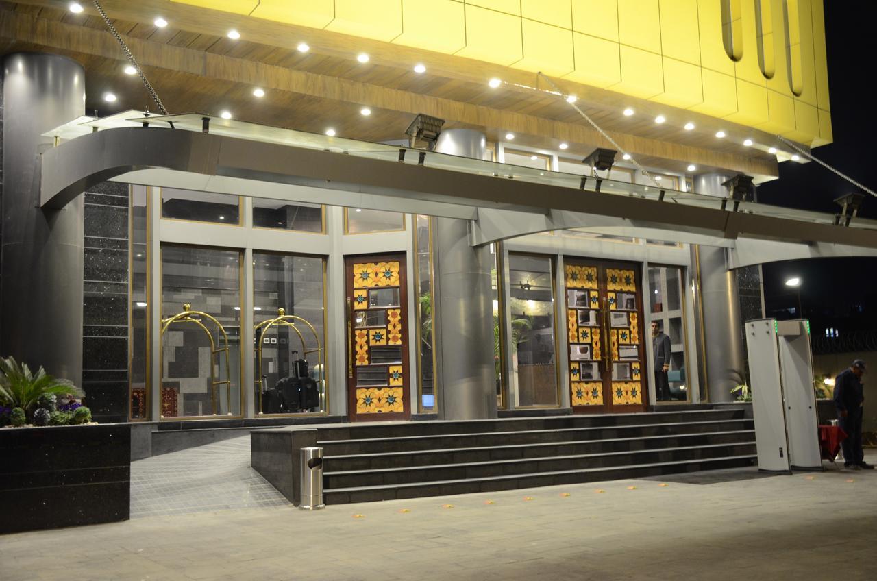 Hotel Dgates Lahore Bagian luar foto