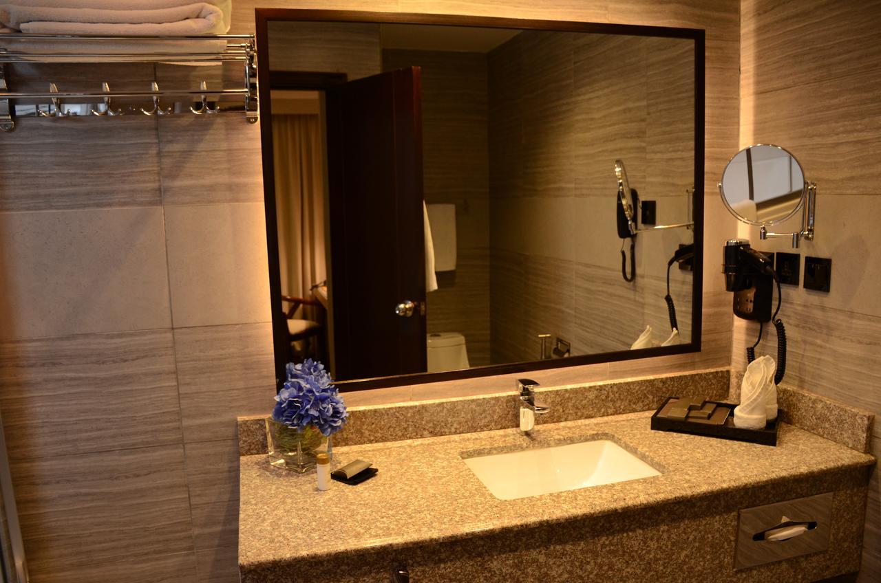 Hotel Dgates Lahore Bagian luar foto